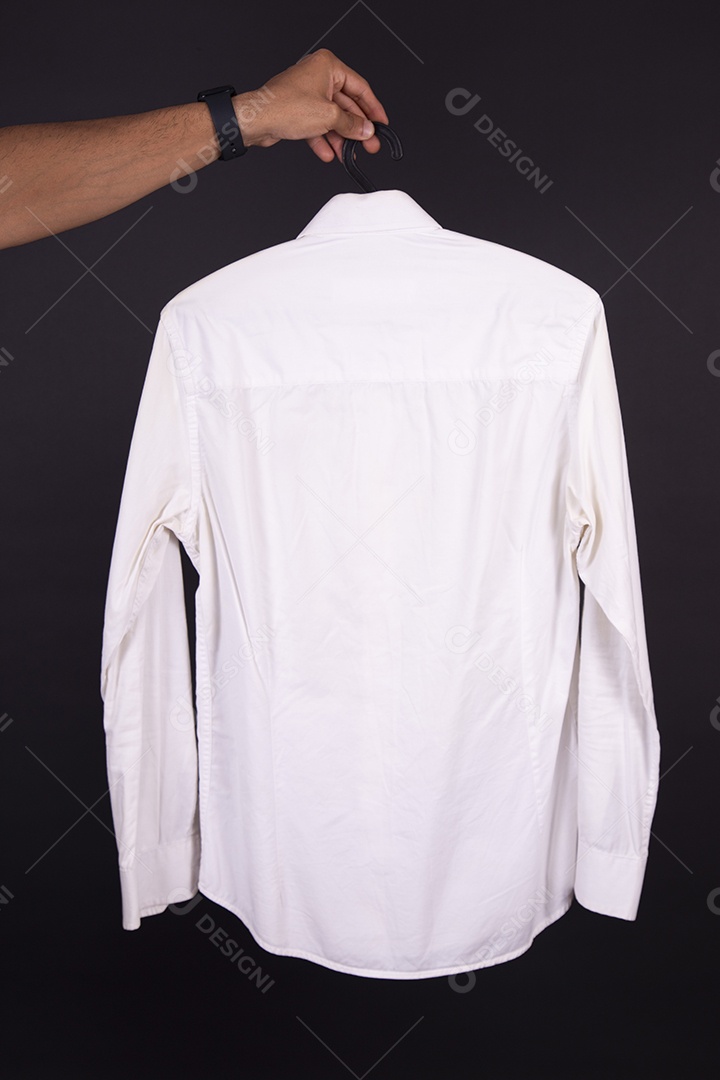 Mãos de pessoas segurando peça de roupa