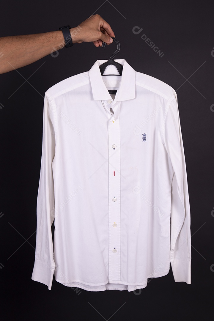 Mãos de pessoas segurando peça de roupa