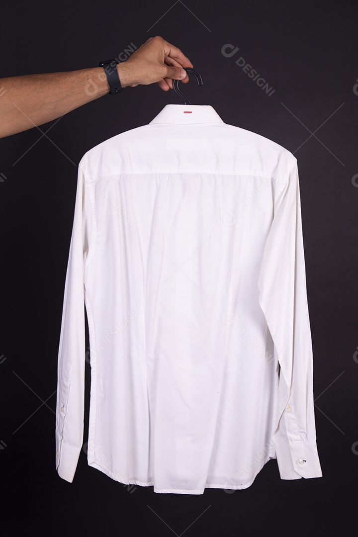 Mãos de pessoas segurando peça de roupa