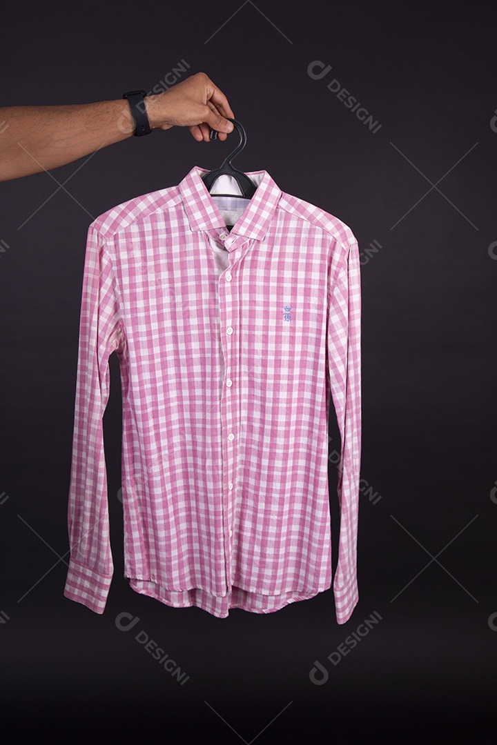 Mãos de pessoas segurando peça de roupa