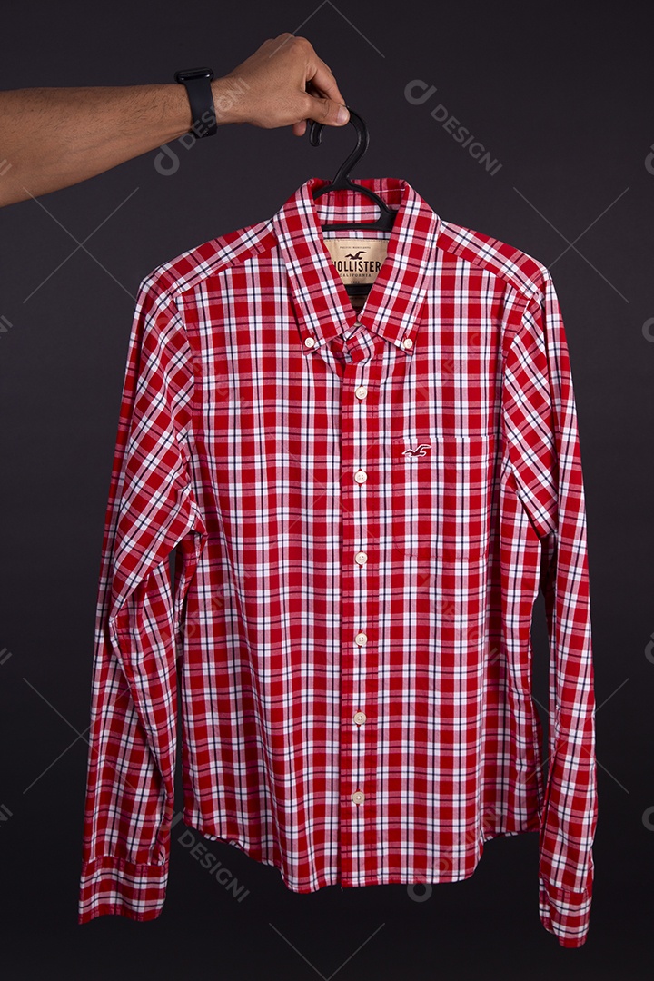 Mãos de pessoas segurando peça de roupa