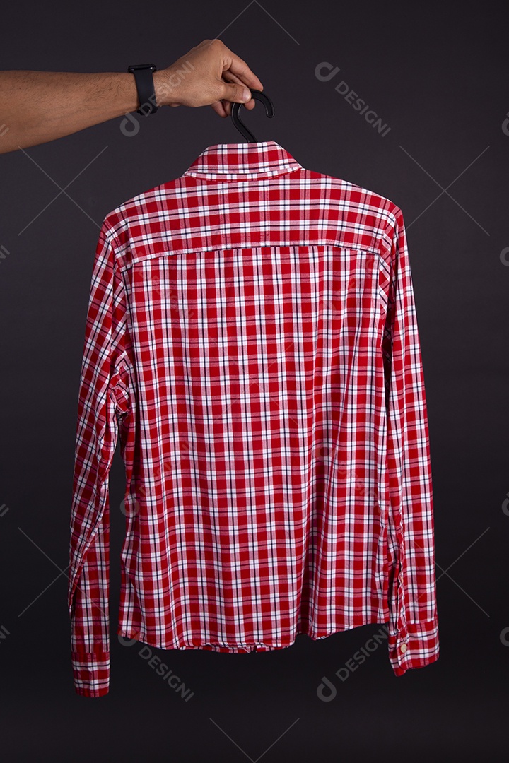 Mãos de pessoas segurando peça de roupa