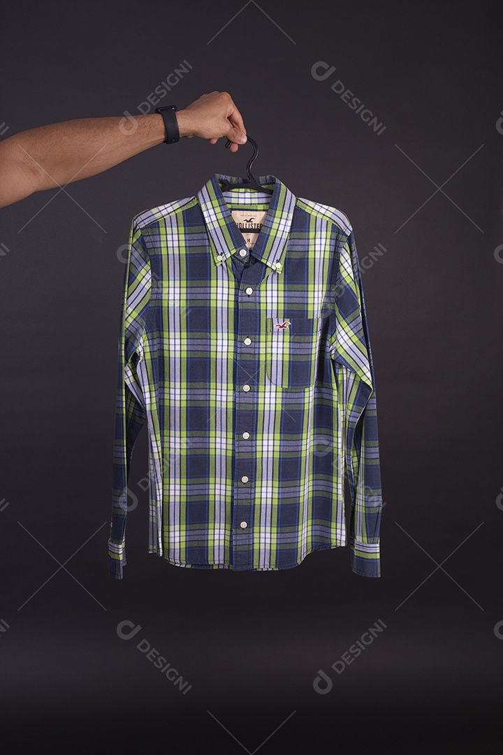 Mãos de pessoas segurando peça de roupa