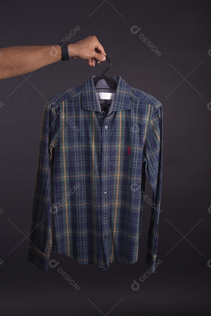 Mãos de pessoas segurando peça de roupa