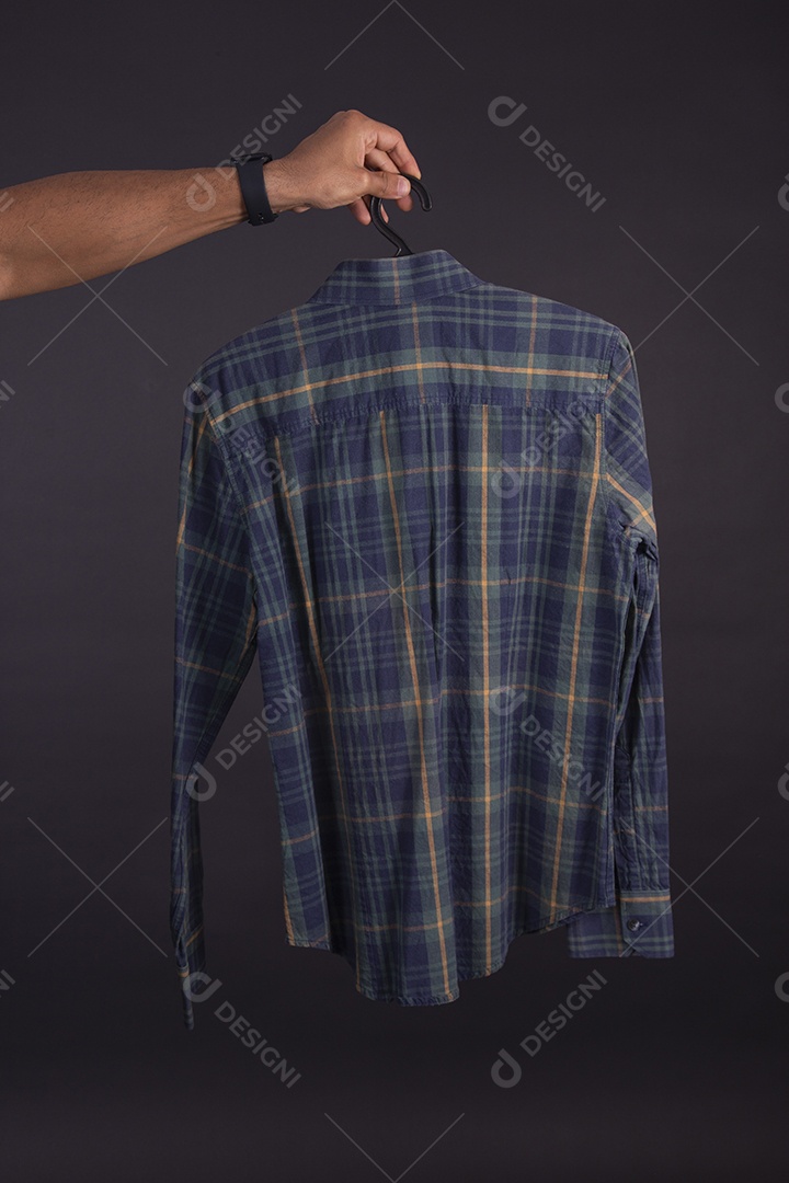 Mãos de pessoas segurando peça de roupa