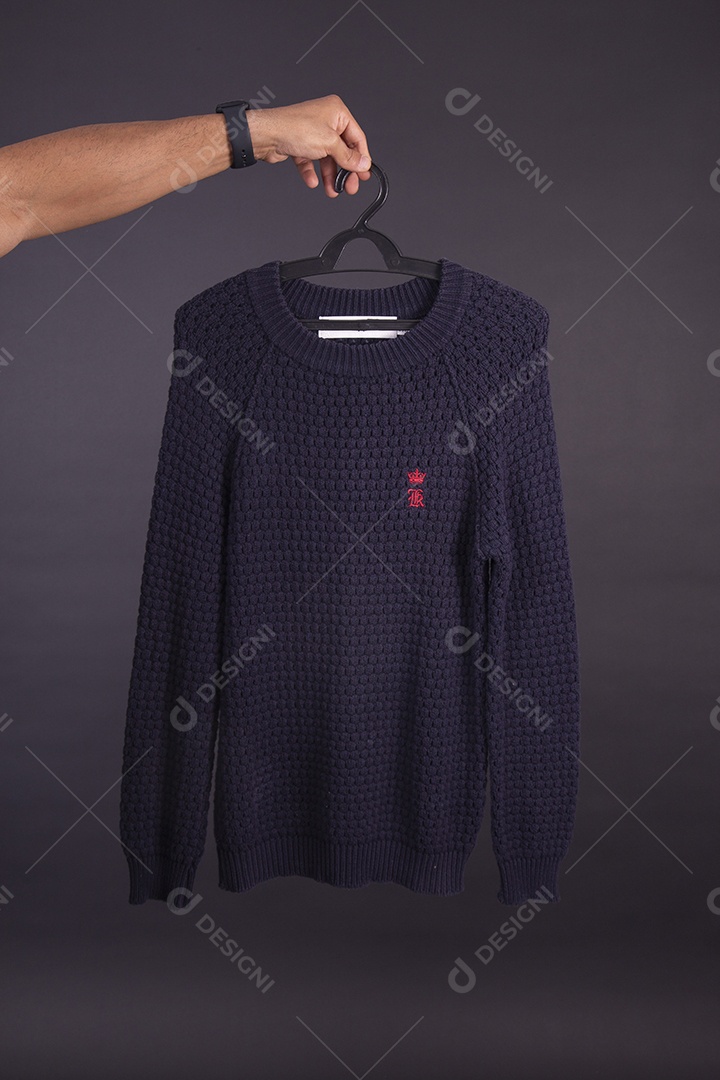 Mãos de pessoas segurando peça de roupa