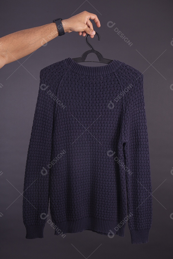 Mãos de pessoas segurando peça de roupa