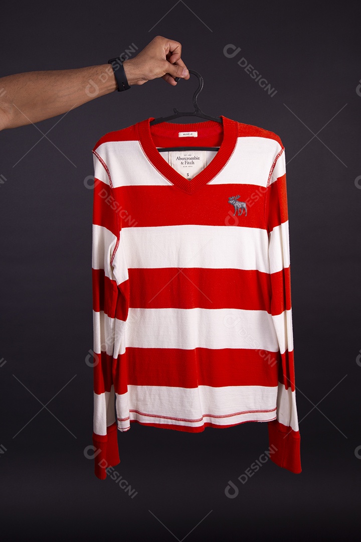 Mãos de pessoas segurando peça de roupa