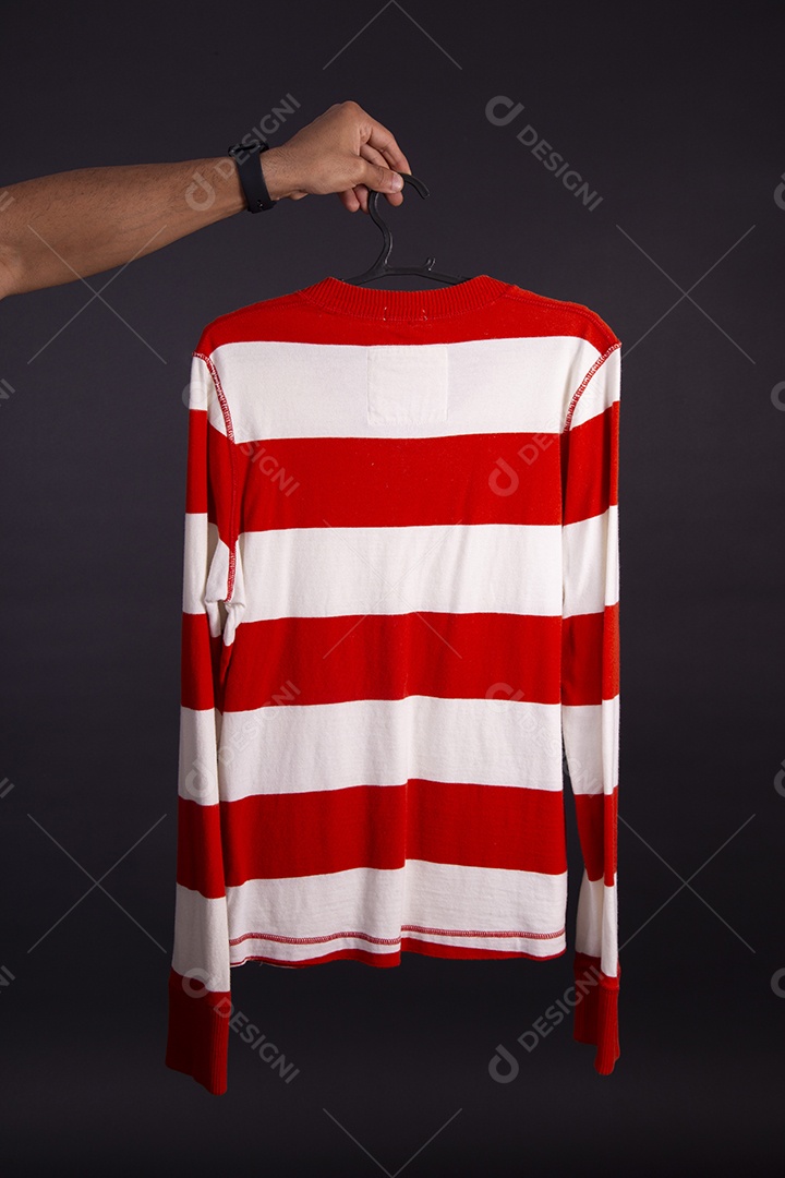 Mãos de pessoas segurando peça de roupa