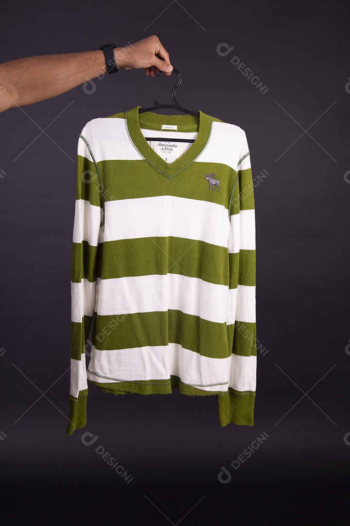 Mãos de pessoas segurando peça de roupa