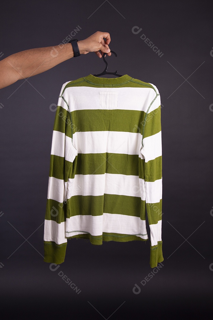 Mãos de pessoas segurando peça de roupa