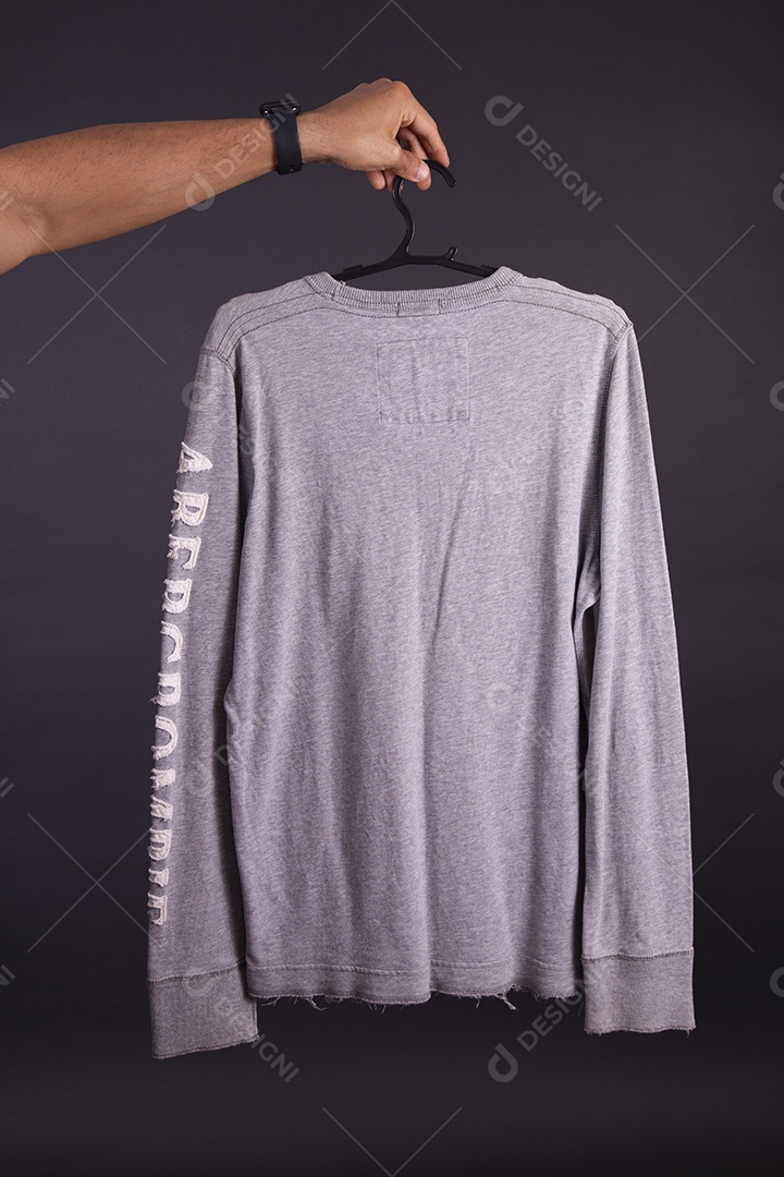 Mãos de pessoas segurando peça de roupa