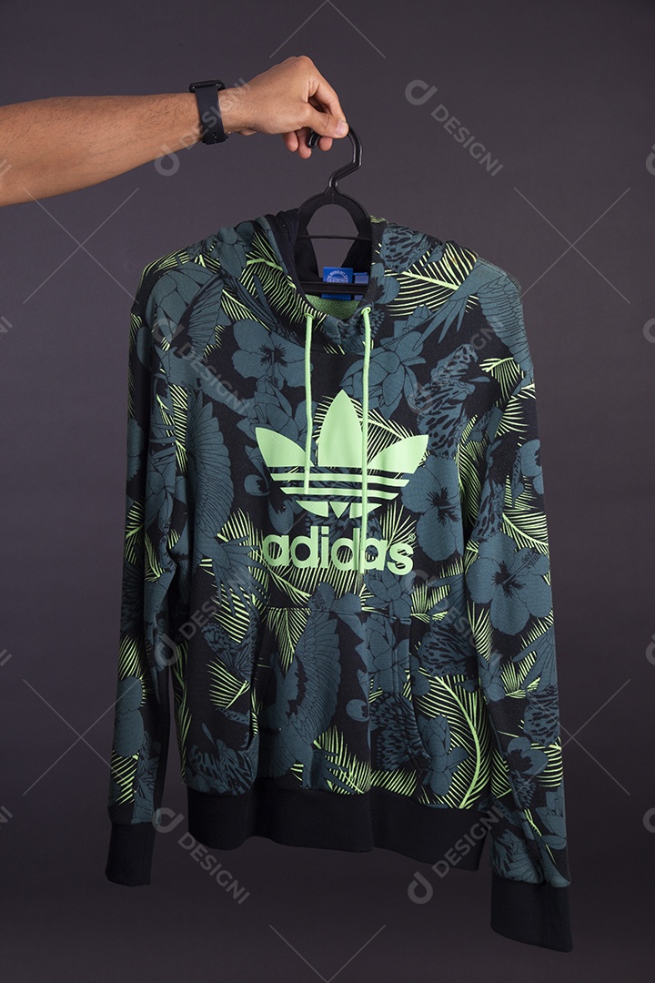 Mãos de pessoas segurando peça de roupa