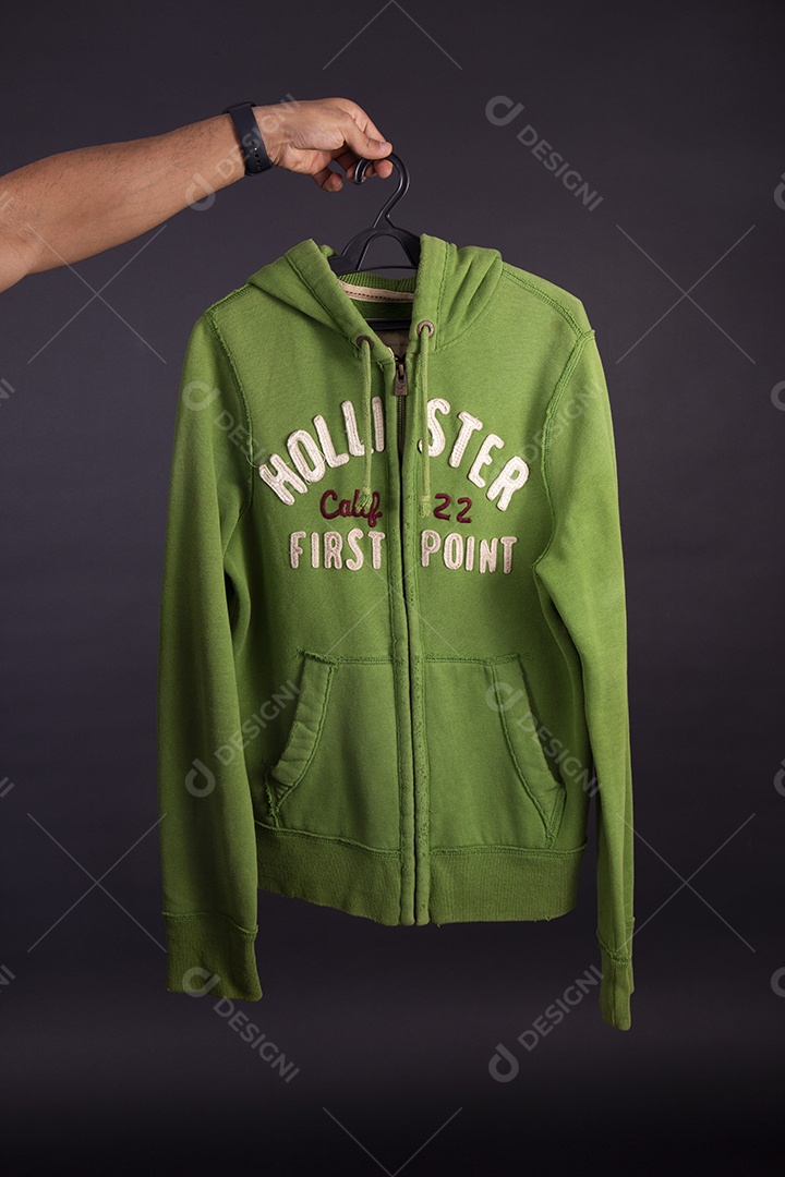 Mãos de pessoas segurando peça de roupa