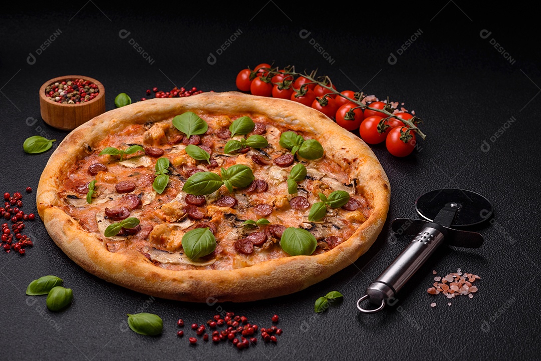 Deliciosa pizza com salsicha, queijo, tomate, sal, especiarias e ervas sobre um fundo escuro de concreto