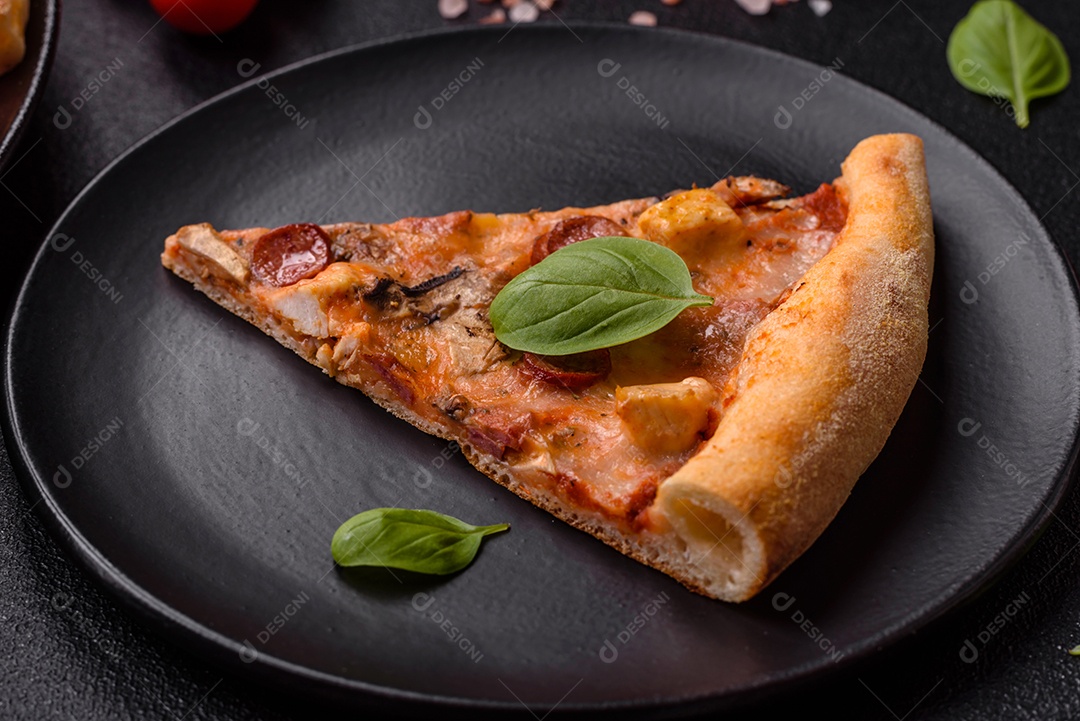 Deliciosa pizza com salsicha, queijo, tomate, sal, especiarias e ervas sobre um fundo escuro de concreto