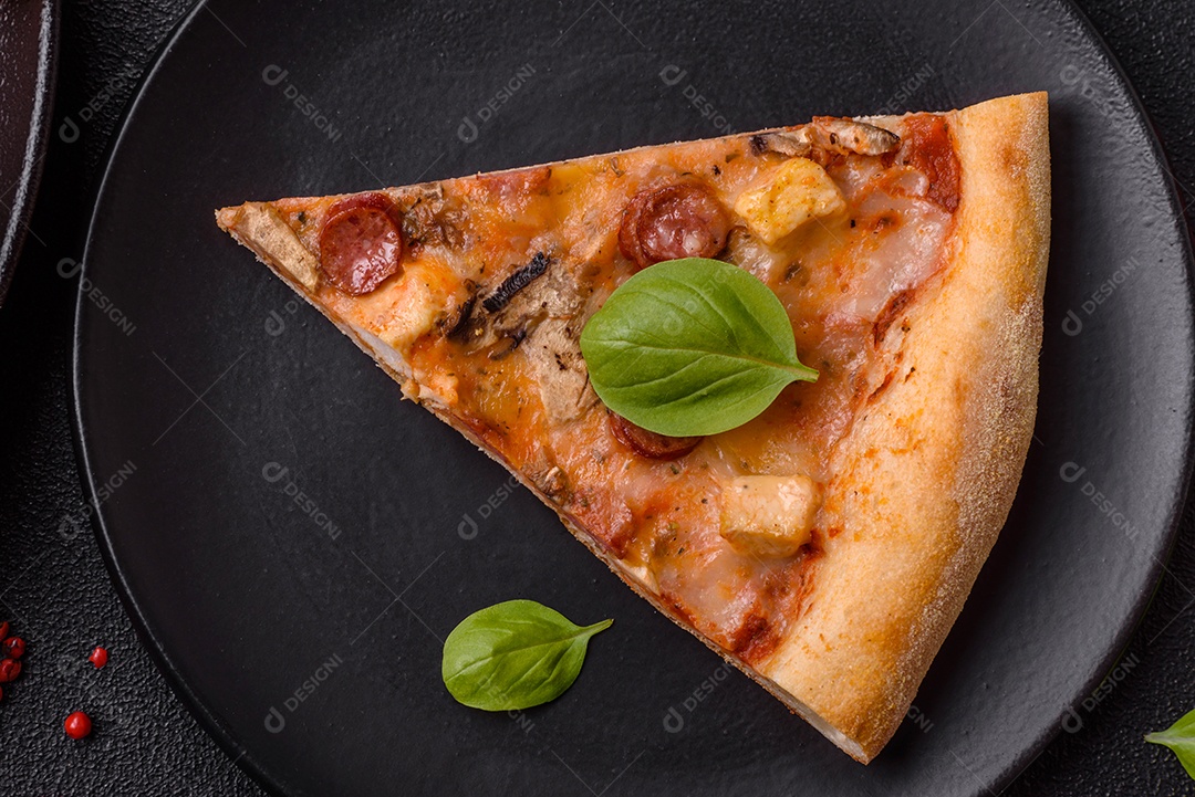 Deliciosa pizza com salsicha, queijo, tomate, sal, especiarias e ervas sobre um fundo escuro de concreto