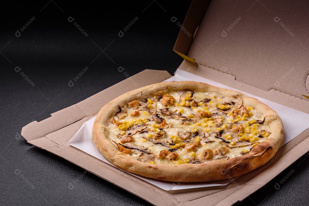 Deliciosa pizza com milho, queijo, tomate e cogumelos, sal, especiarias e ervas sobre fundo escuro de concreto