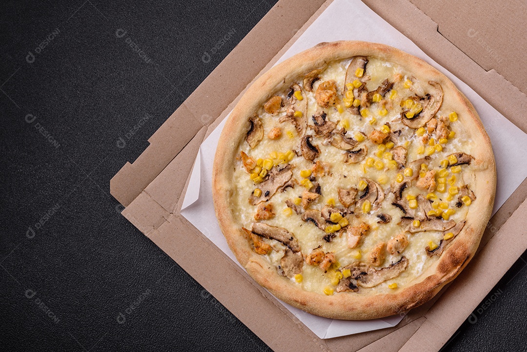 Deliciosa pizza com milho, queijo, tomate e cogumelos, sal, especiarias e ervas sobre fundo escuro de concreto