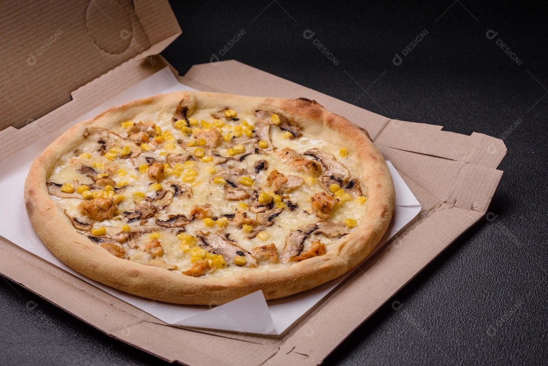 Deliciosa pizza com milho, queijo, tomate e cogumelos, sal, especiarias e ervas sobre fundo escuro de concreto