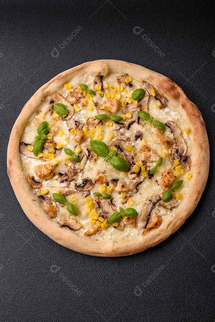 Deliciosa pizza com milho, queijo, tomate e cogumelos, sal, especiarias e ervas sobre fundo escuro de concreto