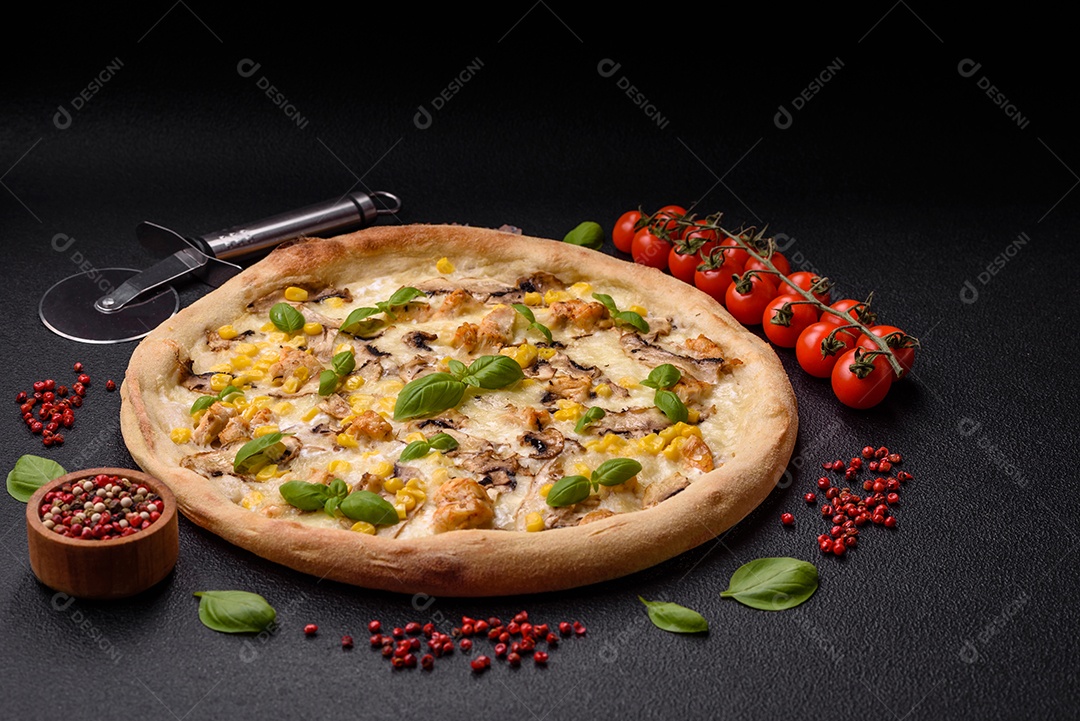 Deliciosa pizza com milho, queijo, tomate e cogumelos, sal, especiarias e ervas sobre fundo escuro de concreto