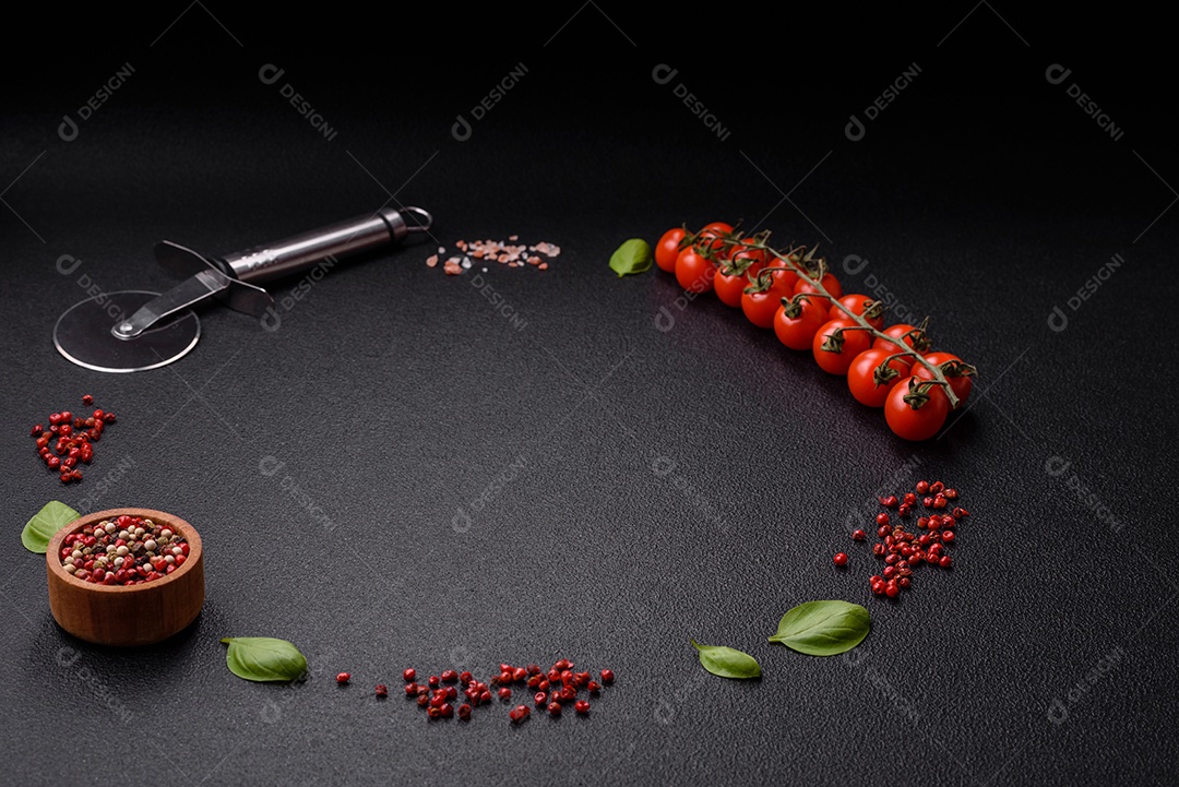 Ingredientes sal, especiarias, ervas e tomates sobre um fundo escuro de concreto. Cozinhando em casa