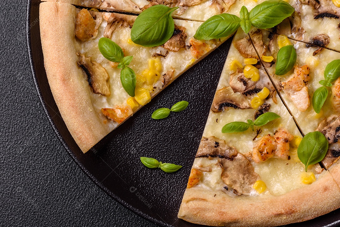 Deliciosa pizza com milho, queijo, tomate e cogumelos, sal, especiarias e ervas sobre fundo escuro de concreto