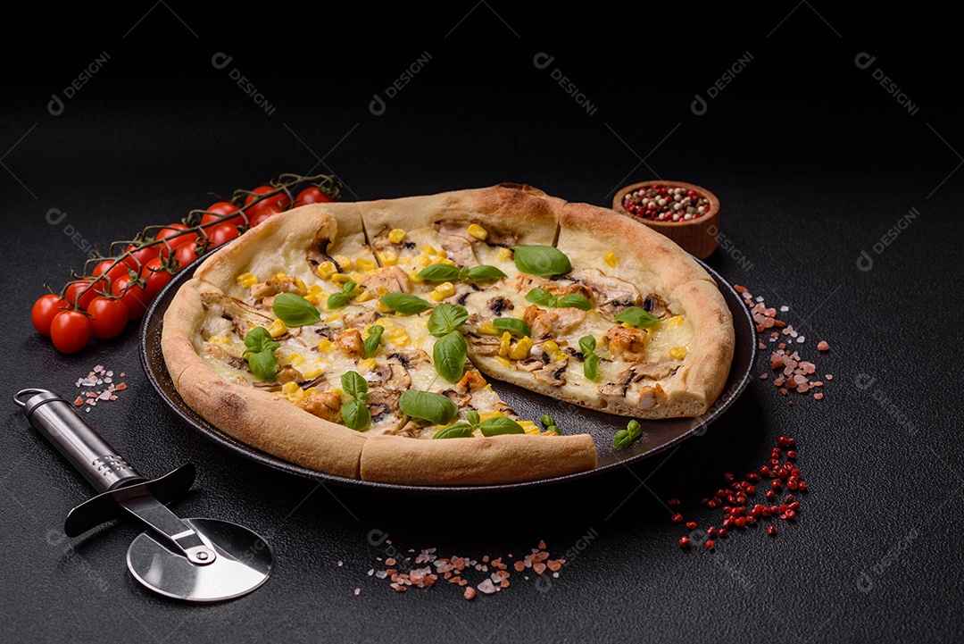 Delicioso cheesecake redondo rosa e branco, sem lactose, sem açúcar, nutrição saudável, sobre um fundo escuro de concreto