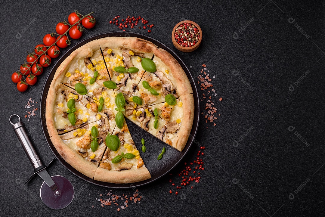 Deliciosa pizza com milho, queijo, tomate e cogumelos, sal, especiarias e ervas sobre fundo escuro de concreto