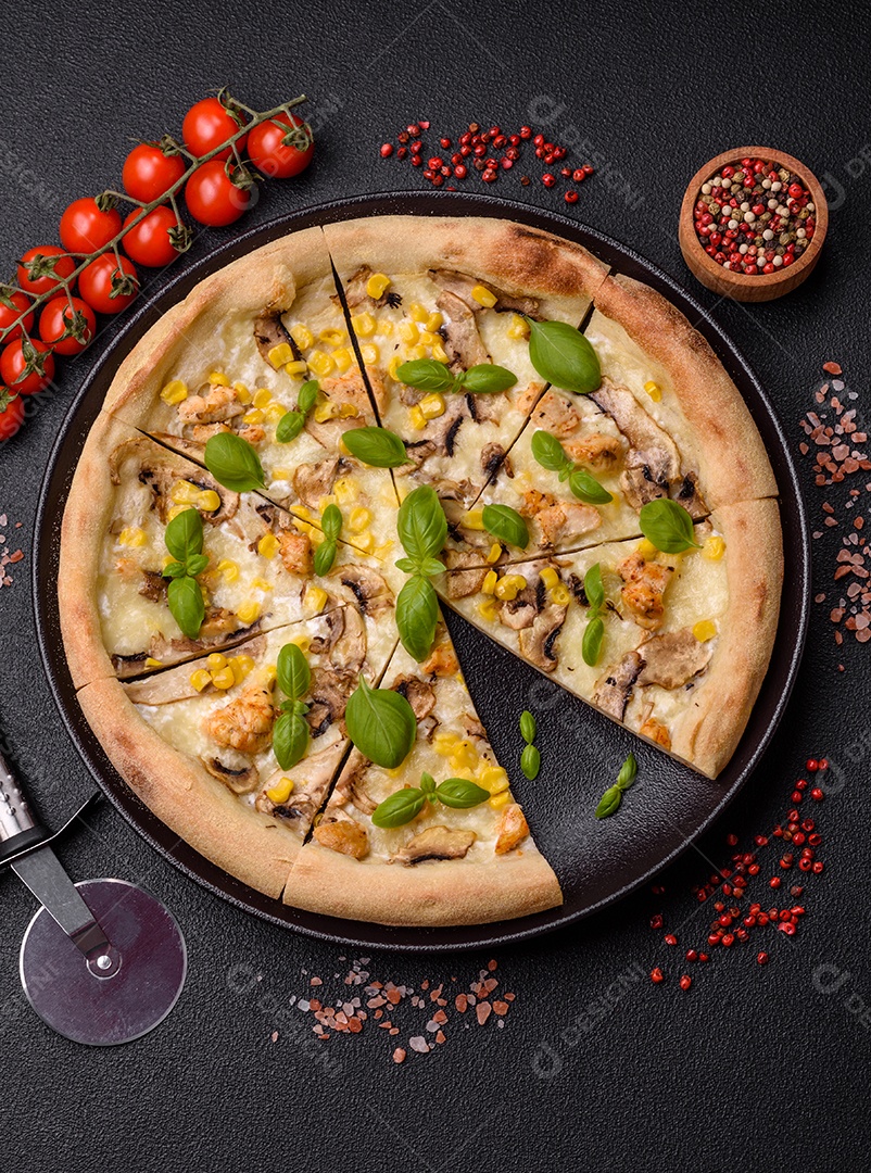 Deliciosa pizza com milho, queijo, tomate e cogumelos, sal, especiarias e ervas sobre fundo escuro de concreto