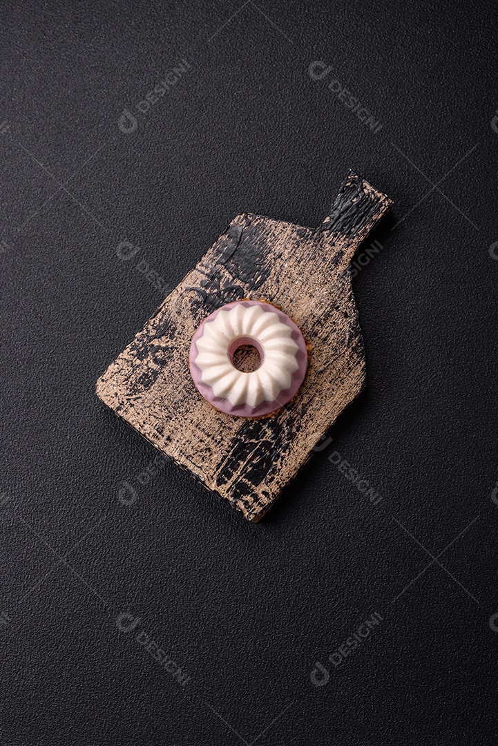 Delicioso cheesecake redondo rosa e branco, sem lactose, sem açúcar, nutrição saudável, sobre um fundo escuro de concreto