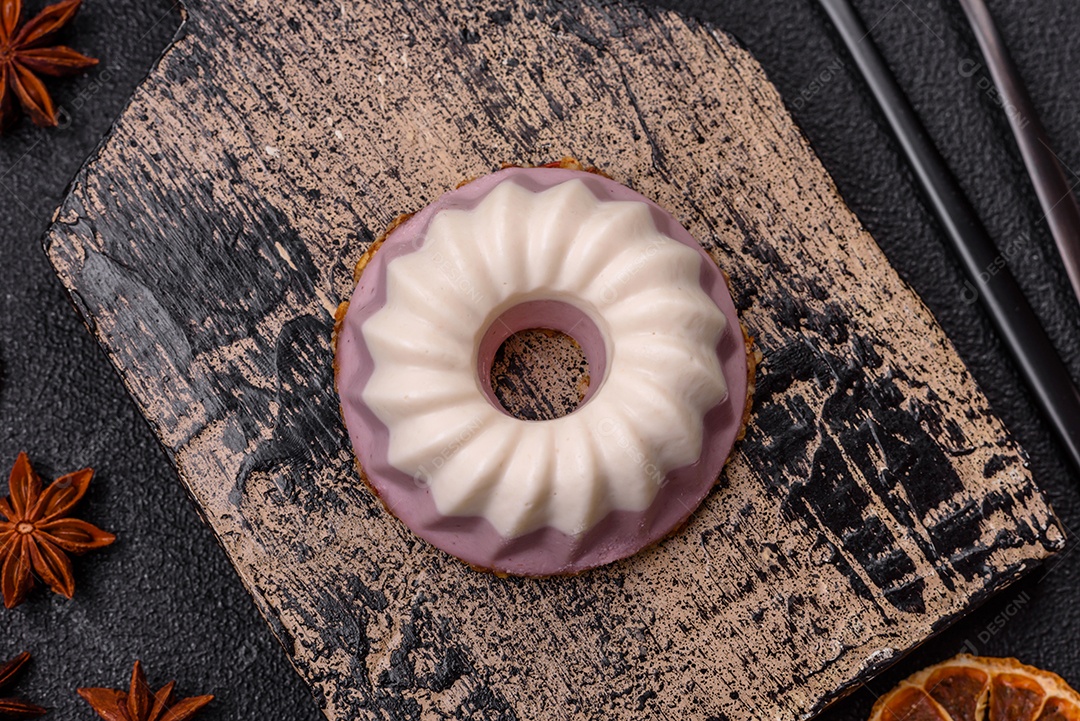 Delicioso cheesecake redondo rosa e branco, sem lactose, sem açúcar, nutrição saudável, sobre um fundo escuro de concreto