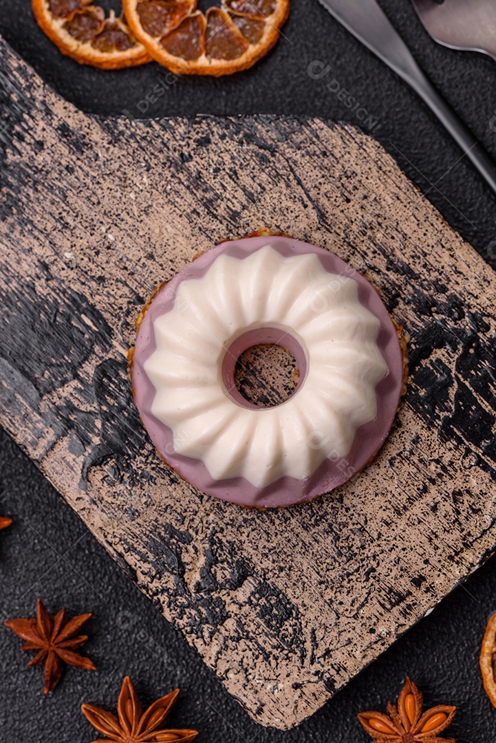 Delicioso cheesecake redondo rosa e branco, sem lactose, sem açúcar, nutrição saudável, sobre um fundo escuro de concreto