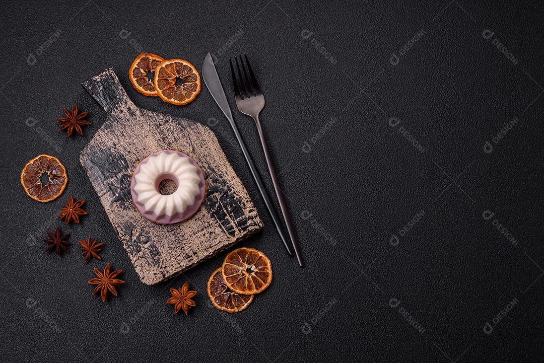 Delicioso cheesecake redondo rosa e branco, sem lactose, sem açúcar, nutrição saudável, sobre um fundo escuro de concreto