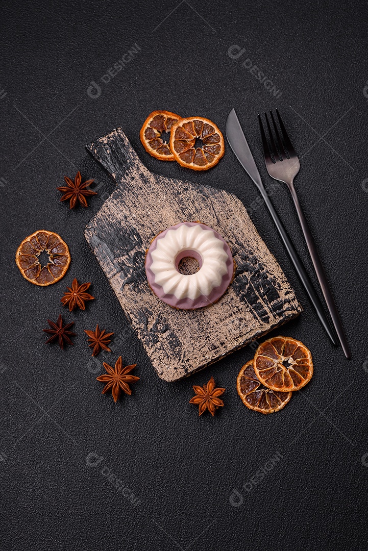 Delicioso cheesecake redondo rosa e branco, sem lactose, sem açúcar, nutrição saudável, sobre um fundo escuro de concreto