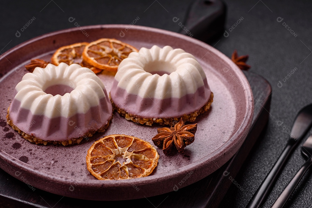 Delicioso cheesecake redondo rosa e branco, sem lactose, sem açúcar, nutrição saudável, sobre um fundo escuro de concreto