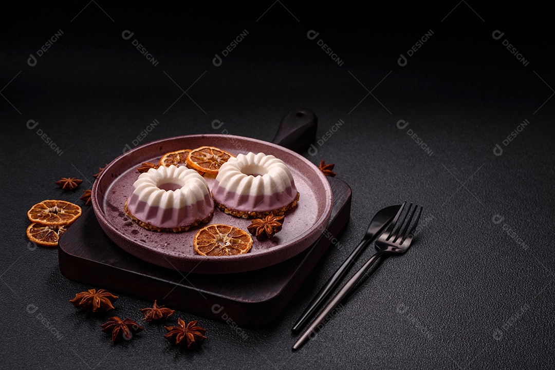 Delicioso cheesecake redondo rosa e branco, sem lactose, sem açúcar, nutrição saudável, sobre um fundo escuro de concret