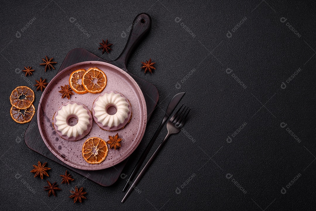 Delicioso cheesecake redondo rosa e branco, sem lactose, sem açúcar, nutrição saudável, sobre um fundo escuro de concreto