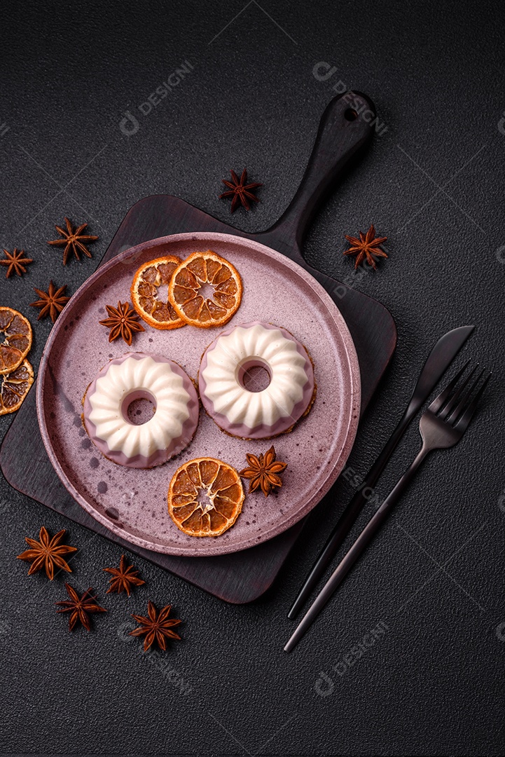 Delicioso cheesecake redondo rosa e branco, sem lactose, sem açúcar, nutrição saudável, sobre um fundo escuro de concreto