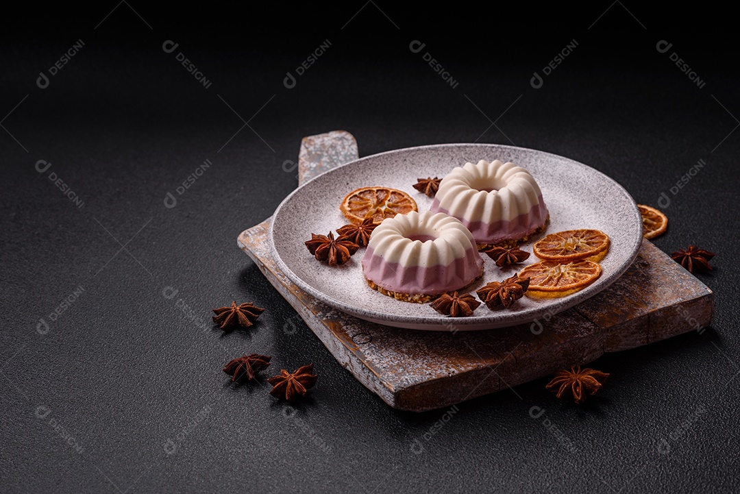 Delicioso cheesecake redondo rosa e branco, sem lactose, sem açúcar, nutrição saudável, sobre um fundo escuro de concreto