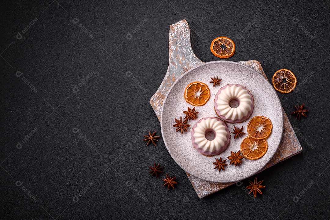 Delicioso cheesecake redondo rosa e branco, sem lactose, sem açúcar, nutrição saudável, sobre um fundo escuro de concreto