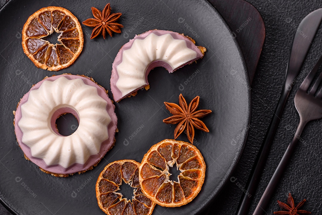 Delicioso cheesecake redondo rosa e branco, sem lactose, sem açúcar, nutrição saudável, sobre um fundo escuro de concreto