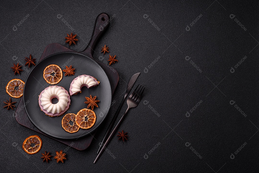 Delicioso cheesecake redondo rosa e branco, sem lactose, sem açúcar, nutrição saudável, sobre um fundo escuro de concreto