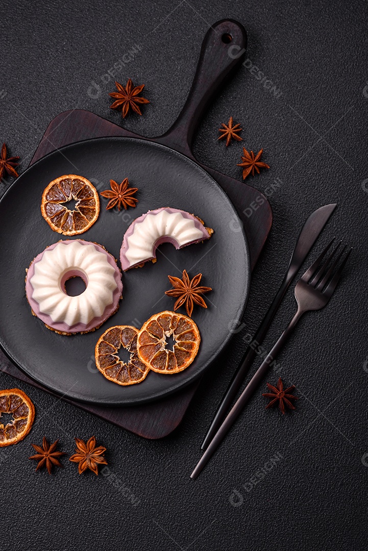 Delicioso cheesecake redondo rosa e branco, sem lactose, sem açúcar, nutrição saudável, sobre um fundo escuro de concreto