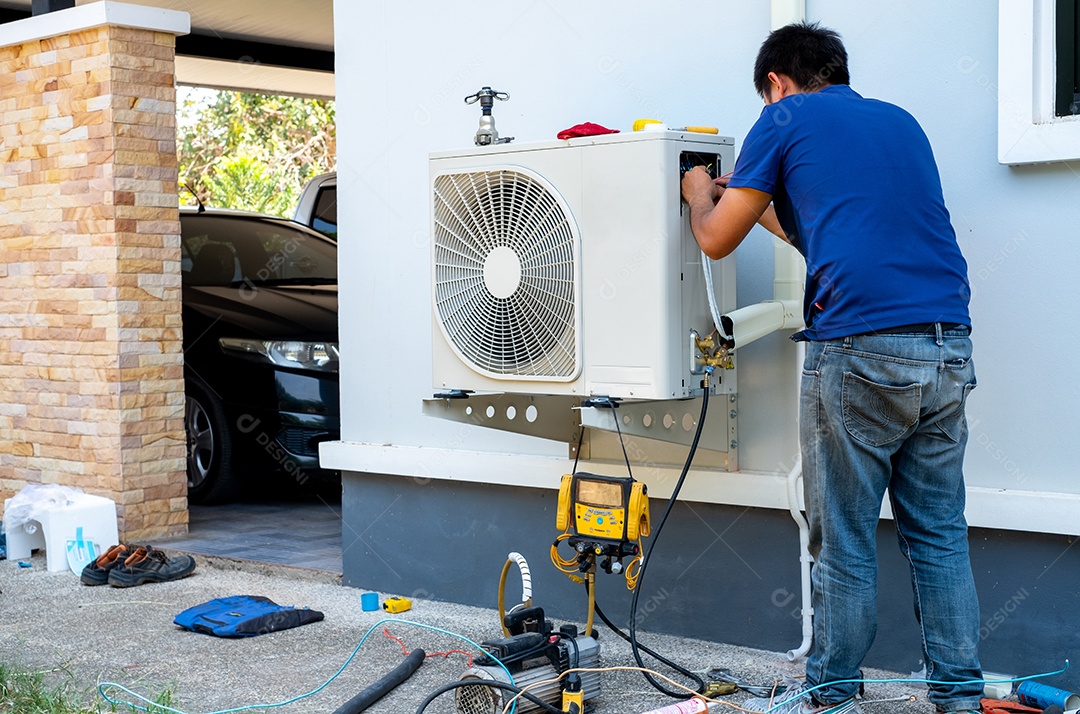 Homem dando manutenção em ar condicionado
