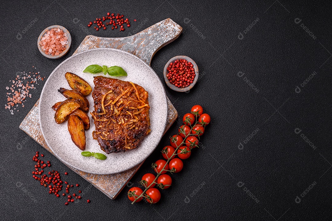 Deliciosas costelas de porco ou de vaca assadas na grelha com sal, especiarias e ervas sobre um fundo escuro de concreto