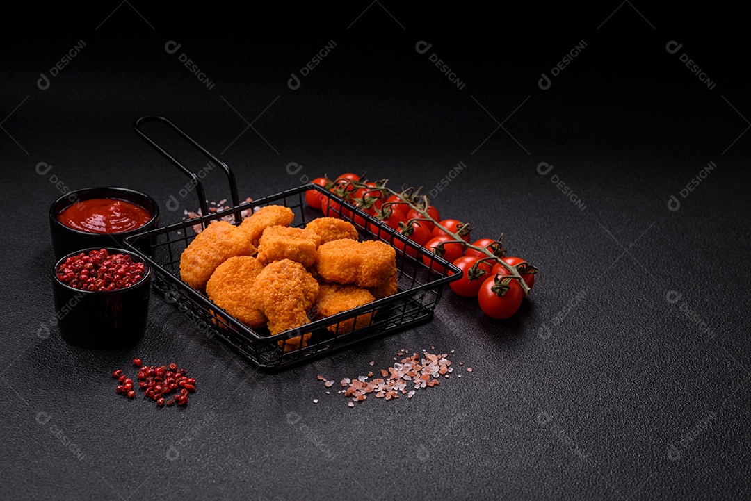 Deliciosos nuggets de frango crocantes frescos em um fundo escuro de concreto. Alimentos não saudáveis, fast food