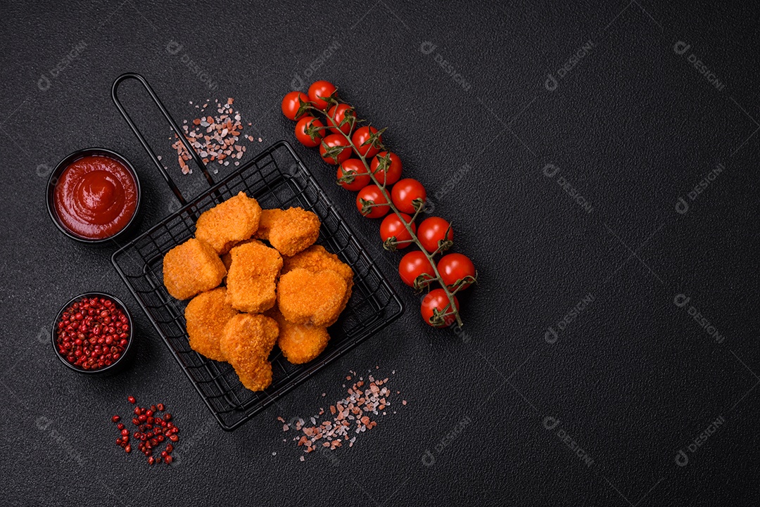 Deliciosos nuggets de frango crocantes frescos em um fundo escuro de concreto. Alimentos não saudáveis, fast food