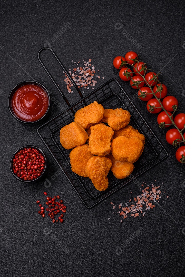 Deliciosos nuggets de frango crocantes frescos em um fundo escuro de concreto. Alimentos não saudáveis, fast food